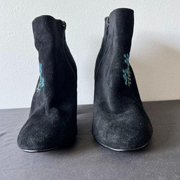 Nanette Lepore "Beverly" Black Suede Boots Floral Embroidery Size 8 - Picture 3 of 9